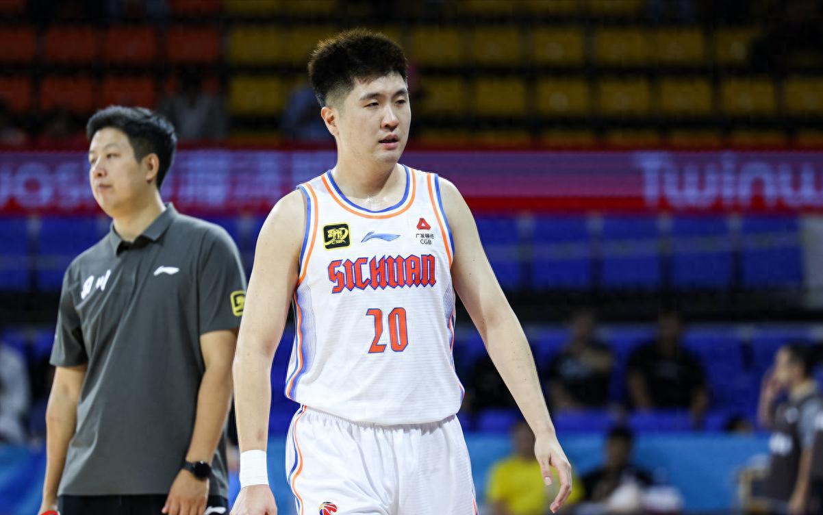 杜锋爱徒加盟NBL，新疆后卫伤势接近郭艾伦，杨舒予成女篮队长